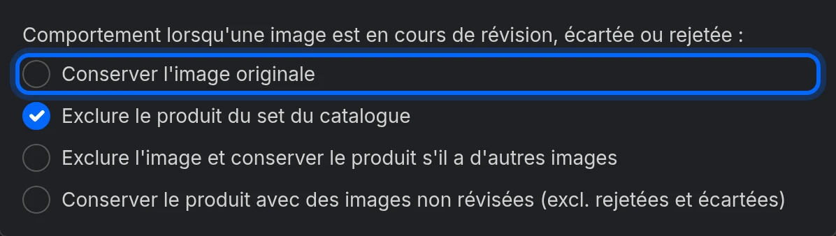 Les options de Comportement lorsqu'une image est en cours de révision, écartée ou rejetée, avec Exclure le produit du set du catalogue sélectionnée par défaut et Conserver l'image originale mise en évidence